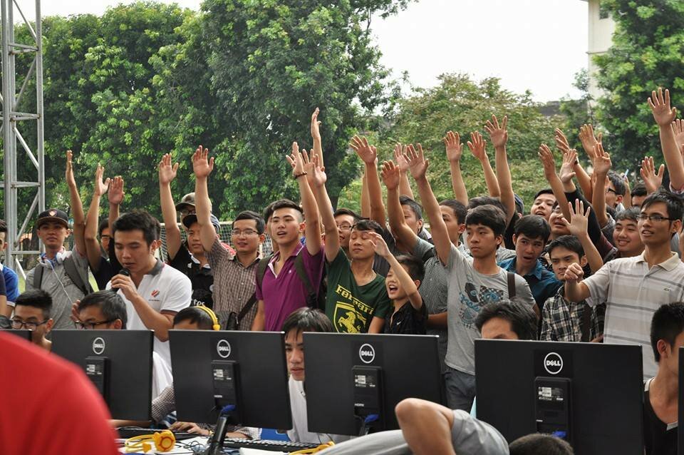 Đại học Hà Nội háo hức trải nghiệm FIFA Online 3 và LMHT